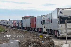 توقف کامیون‌ها در مرز کالای اساسی و فاسدشدنی را به خطر می‌اندازد