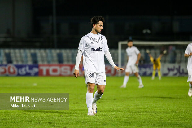 غافلگیری ملوان در نیمه نخست؛ فجر شهید سپاسی با ۳ گل پیش افتاد