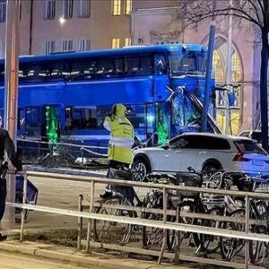 ۱۶ زخمی در اثر برخورد اتوبوس به ساختمانی در استکهلم