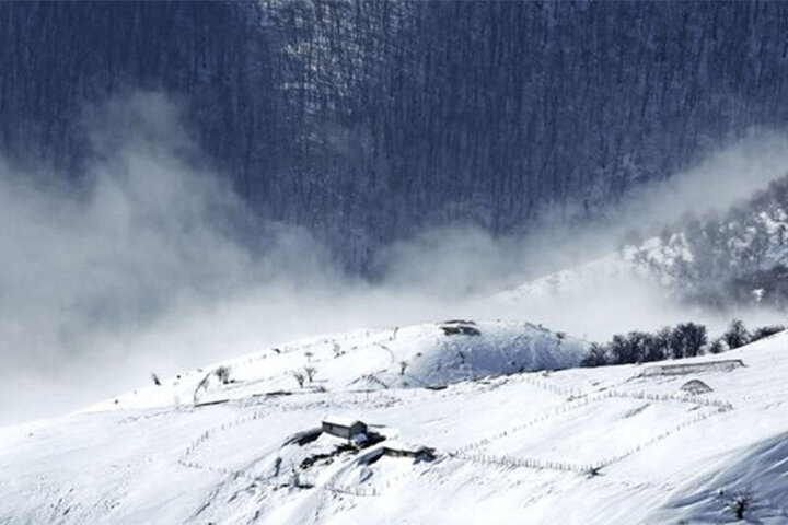 بارش برف در محورهای مواصلاتی شهر کامو و چوگان