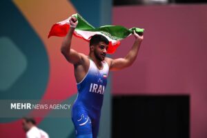 جایزه پدیده سال کشتی فرنگی به غلامرضا فرخی رسید