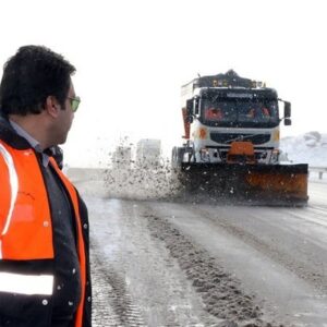 بارش برف در گردنه سربیژن ساردوئیه آغاز شد؛ رانندگان احتیاط کنند