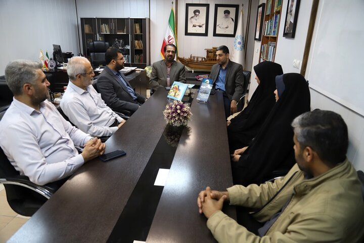 کتاب‌های نویسنده بوشهری به کتابخانه‌های عمومی اهدا شد