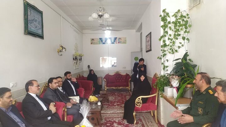 رئیس سازمان بازرسی کشور با مادر شهیدان یخدانی دیدار کرد