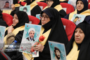 گردهمایی مادران و همسران شهدای قمی