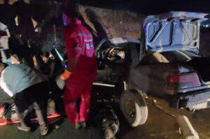 واژگونی پژو ۴۰۵ در مقابل مسکن ملی رودان؛ چهار نفر جان باختند