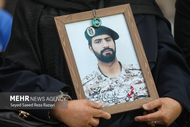 از قِبَل دعای مادرم سجاد شدم/ رونمایی کتاب را به نام مادرم برگزار کنید