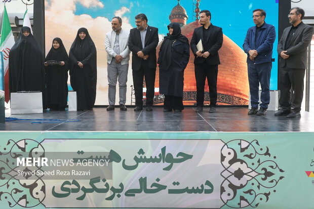 از قِبَل دعای مادرم سجاد شدم/ رونمایی کتاب را به نام مادرم برگزار کنید