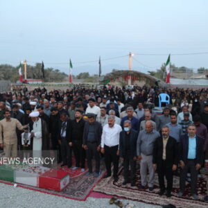 تدفین پیکر شهید گمنام هشت سال دفاع مقدس در روستای کرمون بندرعباس