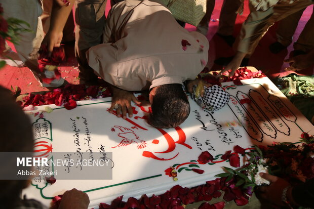 تشییع و تدفین پیکر شهید گمنام هشت سال دفاع مقدس در کرمون