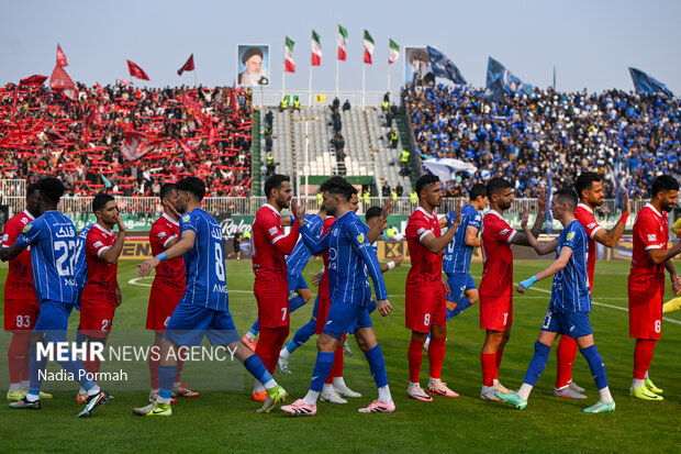 حضور پرشور تماشاگران دربی ۱۰۶ در ورزشگاه امام اراک