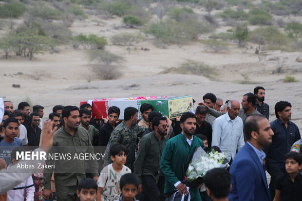 تشییع و خاکسپاری پیکر مطهر شهید گمنام در روستای پالور سیریک