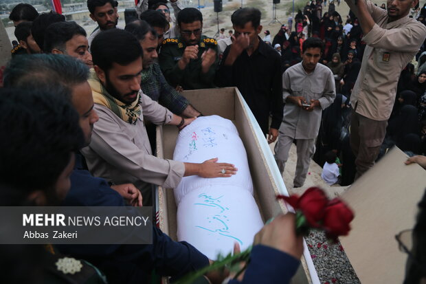 تشییع و خاکسپاری پیکر مطهر شهید گمنام در روستای پالور سیریک