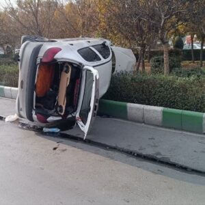 باخدا: واژگونی خودرو در بزرگراه پیامبر اعظم مشهد یک مصدوم برجا گذاشت