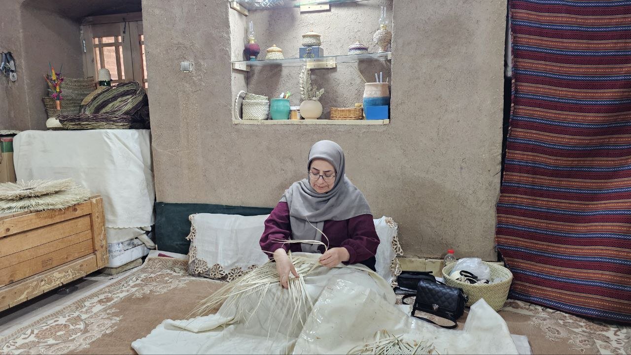 خلاقیت هنرمندان بافقی به کمک حصیربافی آمد