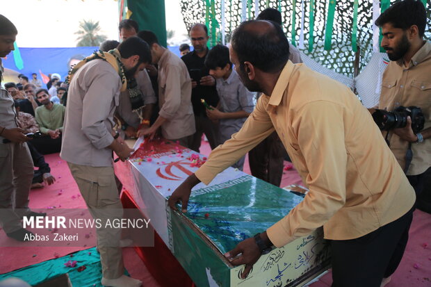 تشییع و خاکسپاری پیکر مطهر شهید گمنام در روستای گرده صفر باقری بندرعباس
