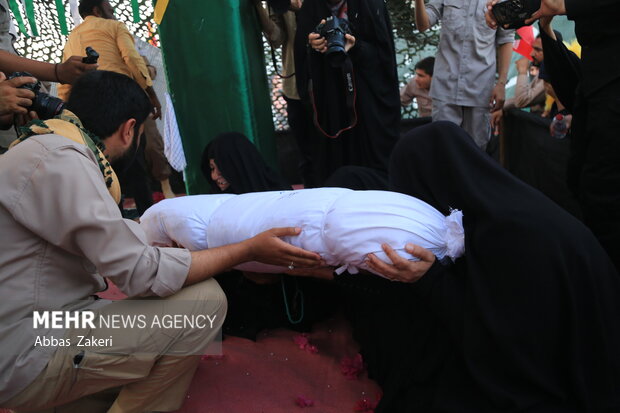 تشییع و خاکسپاری پیکر مطهر شهید گمنام در روستای گرده صفر باقری بندرعباس