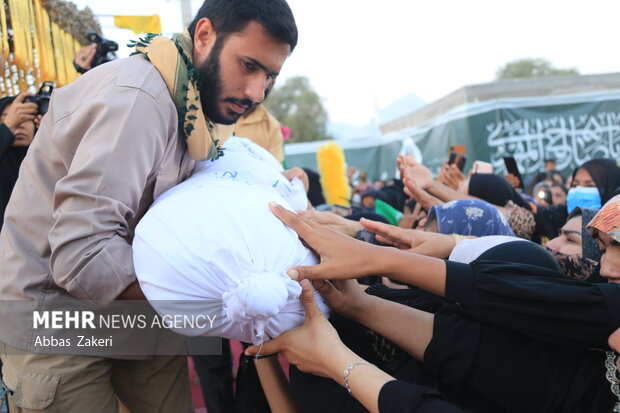 تشییع و خاکسپاری پیکر مطهر شهید گمنام در روستای گرده صفر باقری بندرعباس