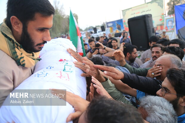 تشییع و خاکسپاری پیکر مطهر شهید گمنام در روستای گرده صفر باقری بندرعباس