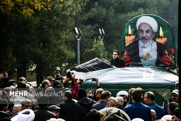 تشییع و خاکسپاری  پیکر مطهر آیت‌الله عبداللهی در اصفهان