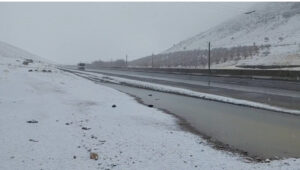 بارش برف در آذربایجان غربی ادامه دارد؛ مه آلودگی محورهای ارتباطی