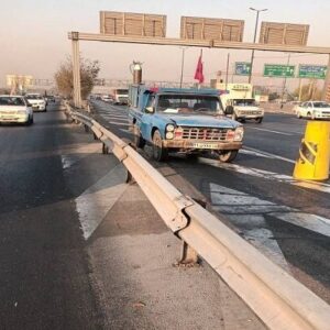 تعمیر فوری گاردریل‌های آسیب‌دیده در بزرگراه آزادگان