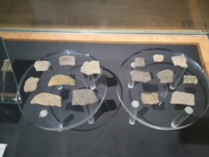 محمودی:آثاری از چرم‌نوشت‌ در غار «زل»هستیجان؛اولین قلم خوشنویسی کشف شد