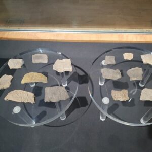 محمودی:آثاری از چرم‌نوشت‌ در غار «زل»هستیجان؛اولین قلم خوشنویسی کشف شد