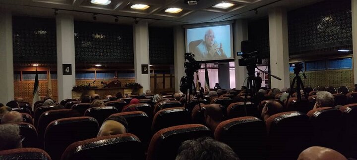 فتح الله مجتبایی استادی ذوالفنون است