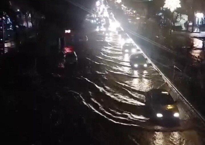 نمایی از آبگرفتگی خیابان‌های سقز به دلیل شدت بارندگی
