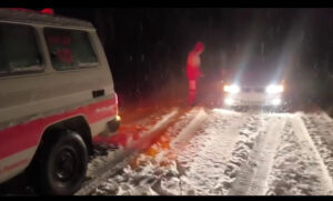 بارش شدید برف در گردنه سخوید چندین خودرو را گرفتار کرد