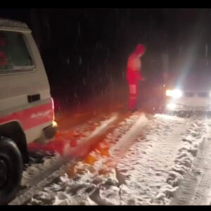 بارش شدید برف در گردنه سخوید چندین خودرو را گرفتار کرد