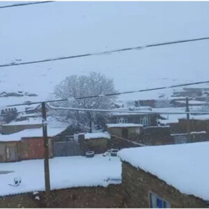 بارش سنگین اولین برف پاییزی در روستای آغوتمان بوکان
