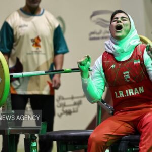 الناز متقیان به مدال نقره پاراوزنه برداری رسید