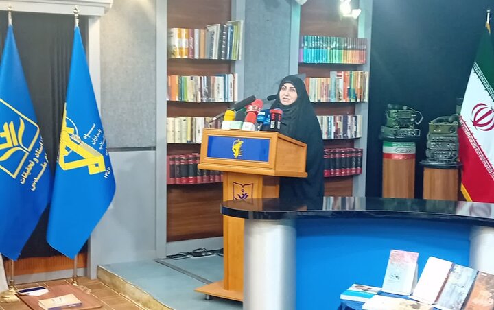 باید نقش زنان در اداره جامعه را به رخ دشمن بکشیم