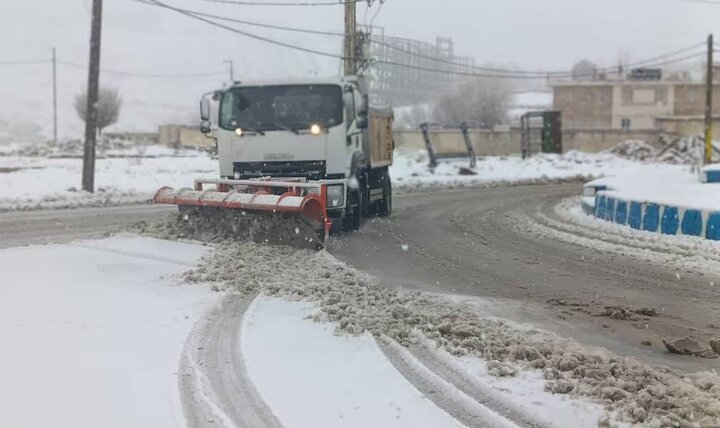 عملیات برف‌روبی در محورهای مواصلاتی شهرستان پاوه