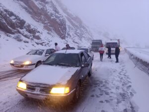 امدادرسانی نیروهای عملیاتی هلال احمر کردستان به ۹۶۷ در راه مانده