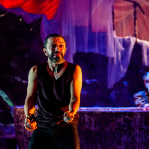 ترکیب بدن‌ها و نقاشی در «شاخ بی‌سر»؛ تئاتر ابزار سرگرمی صرف نیست