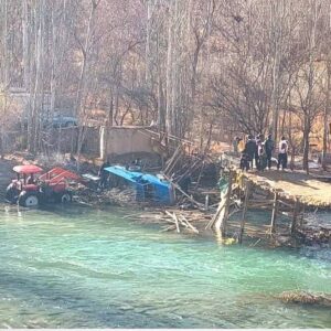 تنها پل معلق سامان بر روی رودخانه زاینده‌رود فرو ریخت