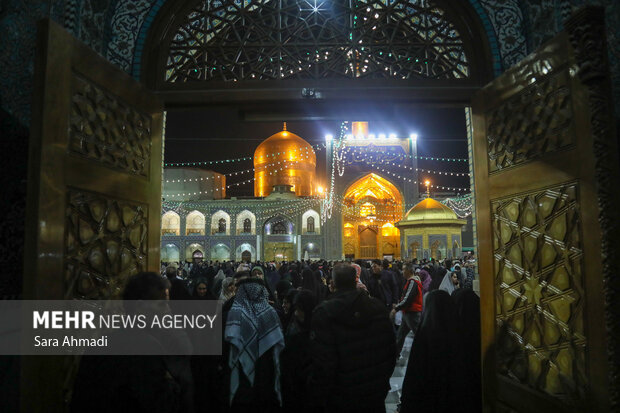 حال و هوای حرم مطهر امام رضا(ع) در شب میلاد حضرت فاطمه زهرا(س)