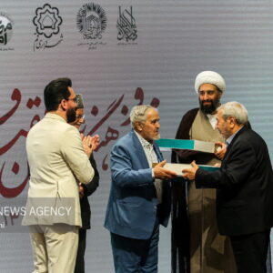 تجلیل از علی انسانی و حامد کاشانی در ویژه‌ برنامه «شجره طیبه» در قم