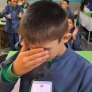 لحظه‌ای که کلاس درس عطر مادر گرفت؛تماس تلفنی دانش‌آموزان با مادرانشان