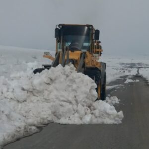 تلاش راهداران شهرستان خمین برای برفروبی محور خمین – الیگودرز