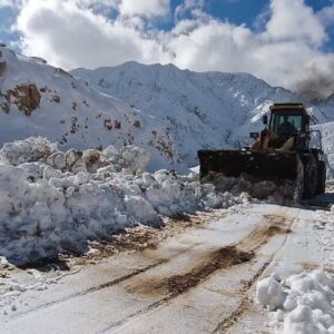 گردنه عسل‌کشان چهارمحال و بختیاری بر اثر بارش برف مسدود شد