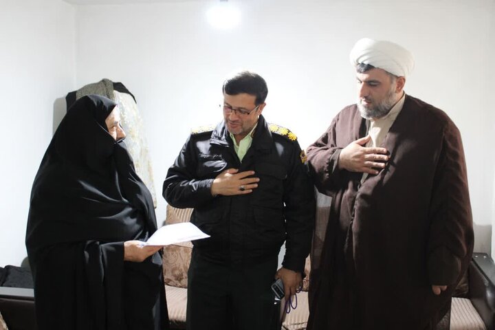 تجلیل فرمانده انتظامی آستارا از مقام مادران شهدا در روز مادر