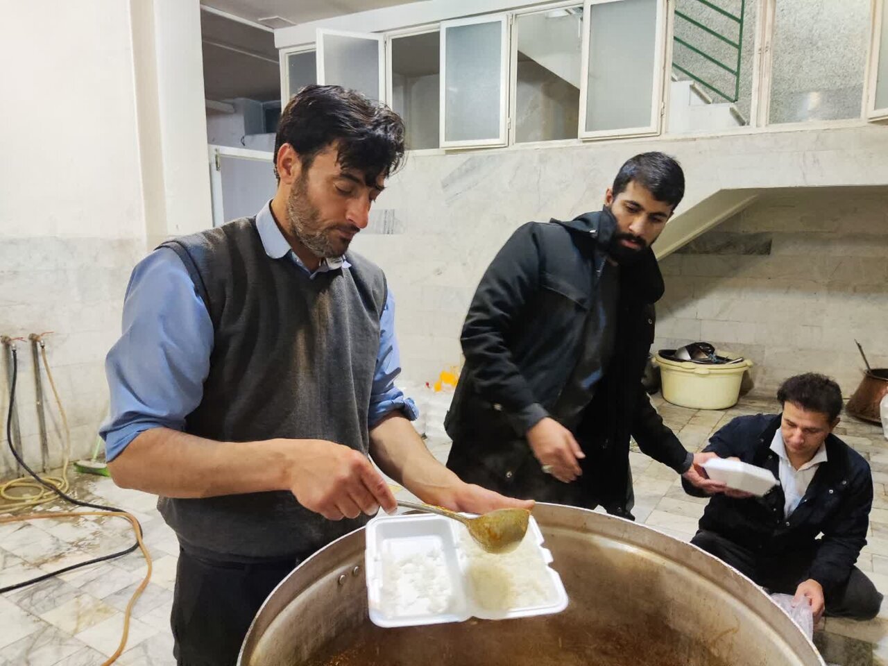 پخت و توزیع ۵۰۰ پرس غذای گرم در کامیاران