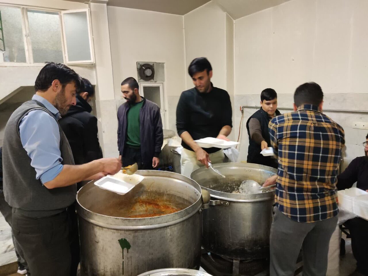 پخت و توزیع ۵۰۰ پرس غذای گرم در کامیاران