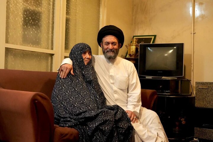 پاسداشت مقام مادر؛ دست‌بوسی آیت‌الله عاملی در آغوش مادر