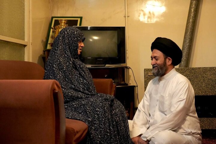 پاسداشت مقام مادر؛ دست‌بوسی مادر توسط آیت‌الله عاملی