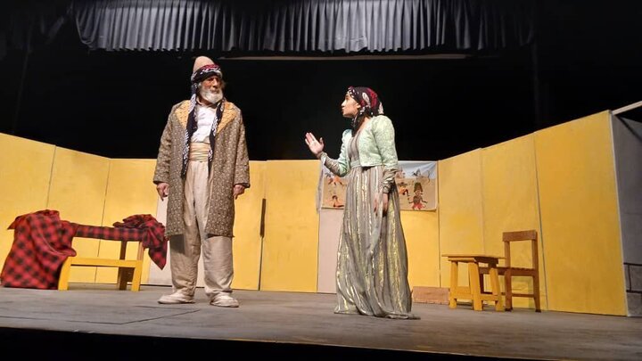 استقبال مسئولان از اجرای نمایش «تاسانن» در جشنواره تئاتر کُردی سقز